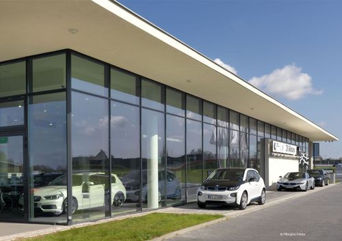 Szklana architektura salonu samochodowego BMW ZK Motors w Kielcach połączyła ze sobą to, co w nowoczesnym budownictwie najcenniejsze: innowacyjność i ekologię. 